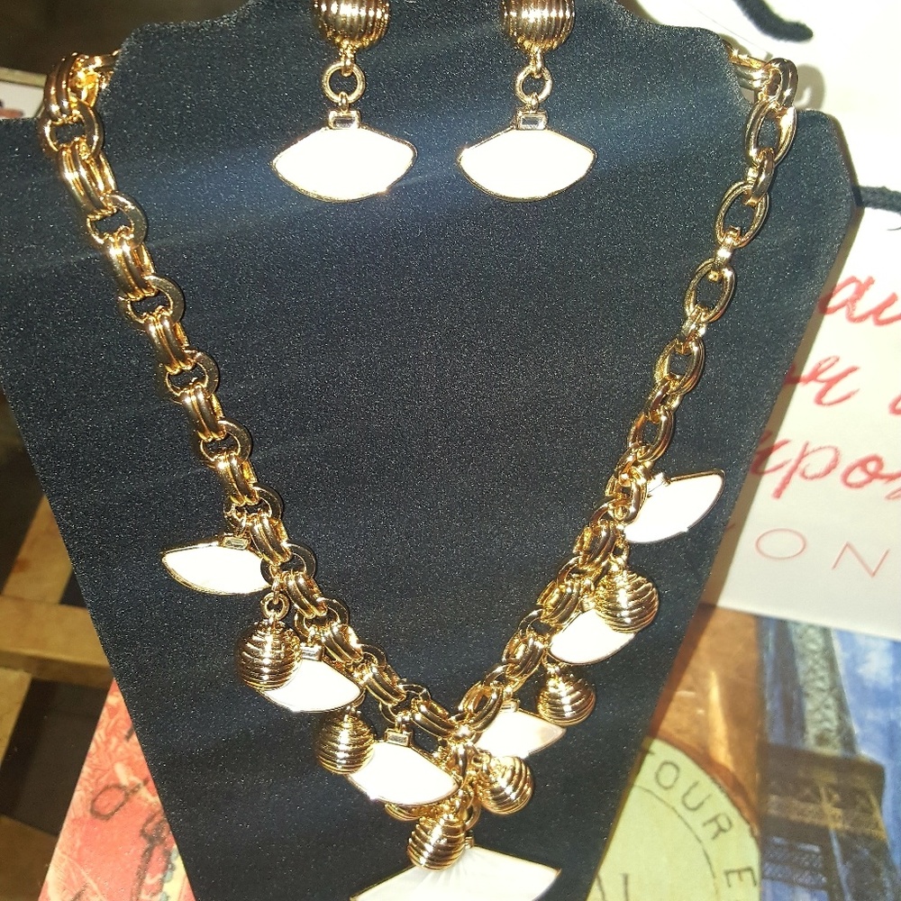 Earring and necklace set